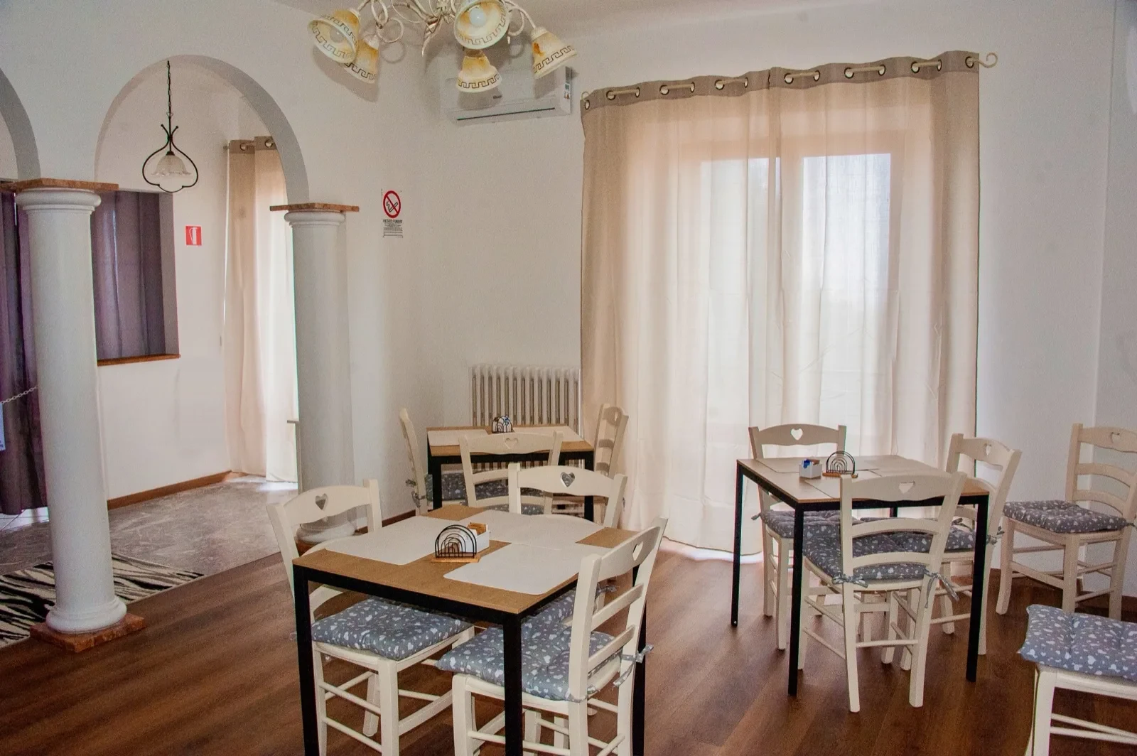 Sala colazione di Paradise B&B con tavoli apparecchiati