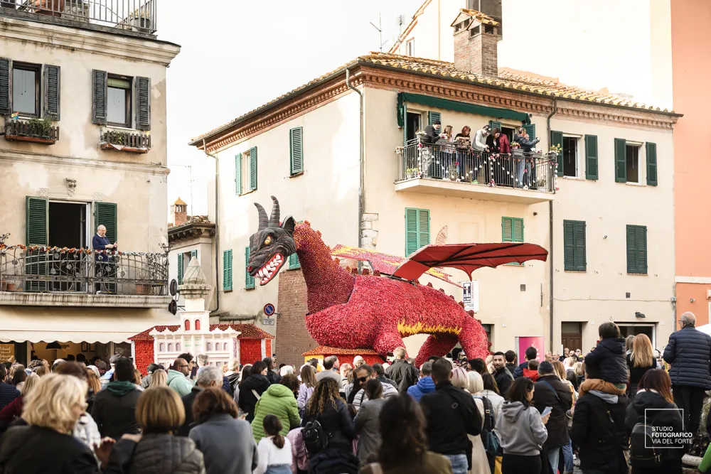 Carro allegorico a forma di drago ricoperto di petali di tulipano, nel centro di Castiglione del Lago