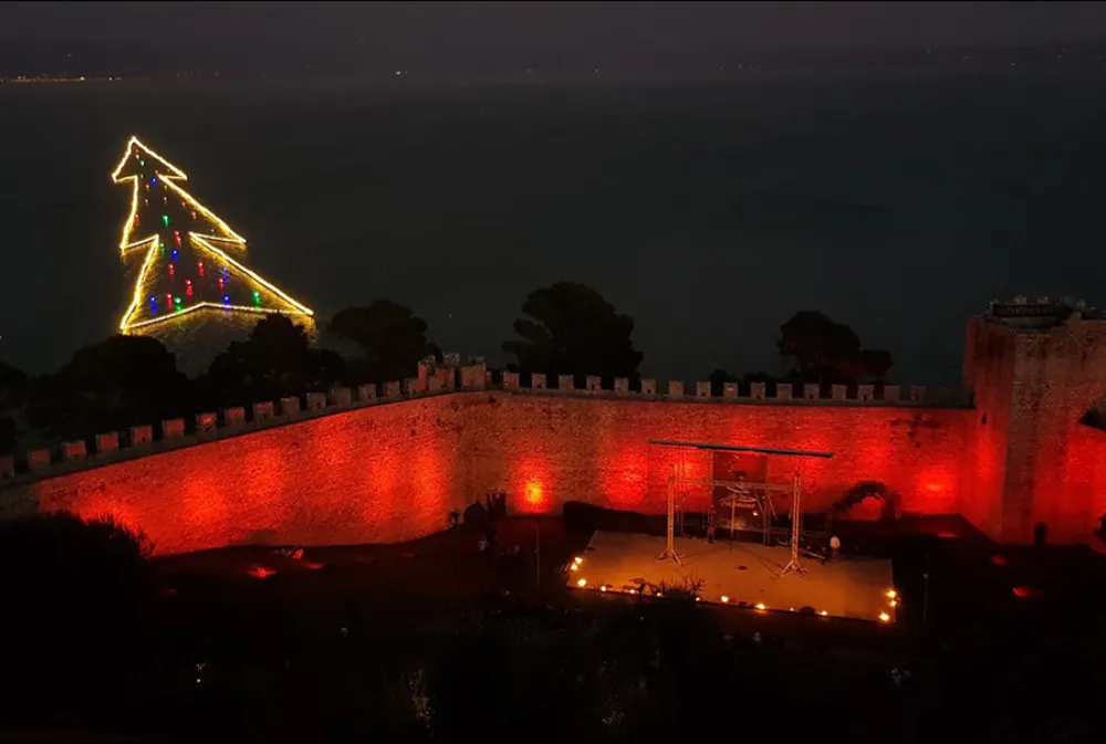L’albero di Natale illuminato sul Lago Trasimeno, visto dalle mura della Rocca di Castiglione del Lago