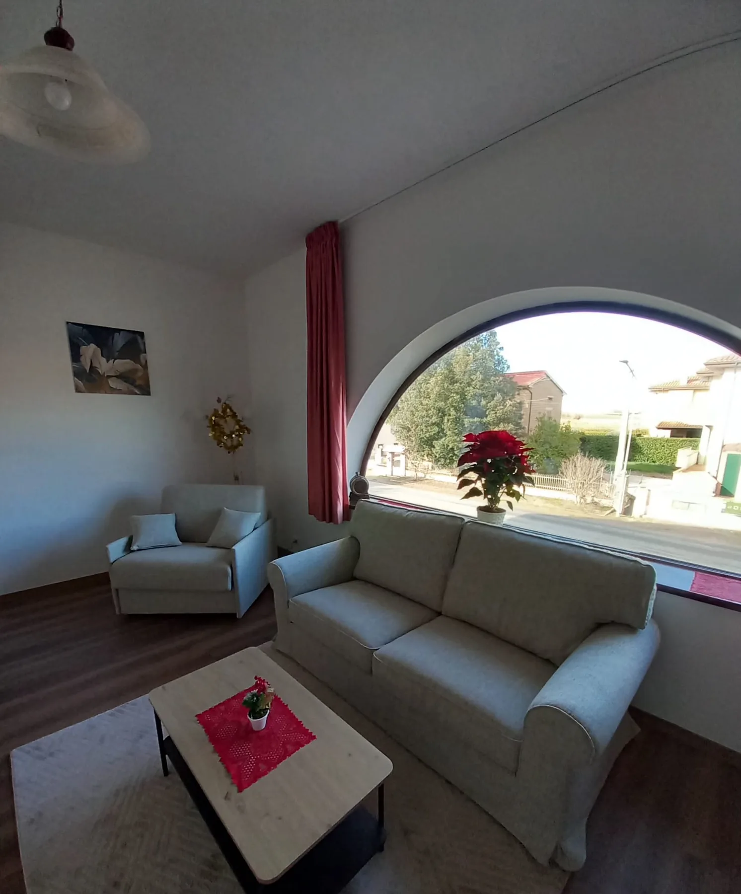 Soggiorno con ampia finestra ad arco