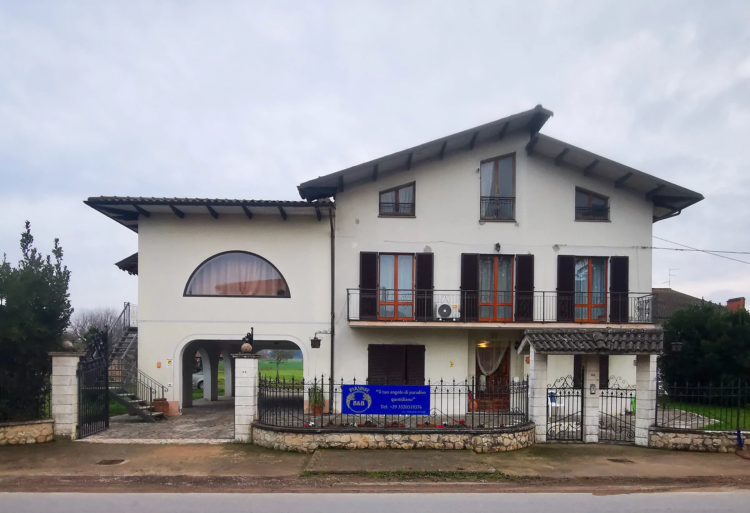 Facciata di Paradise B&B immersa nella campagna di Panicarola