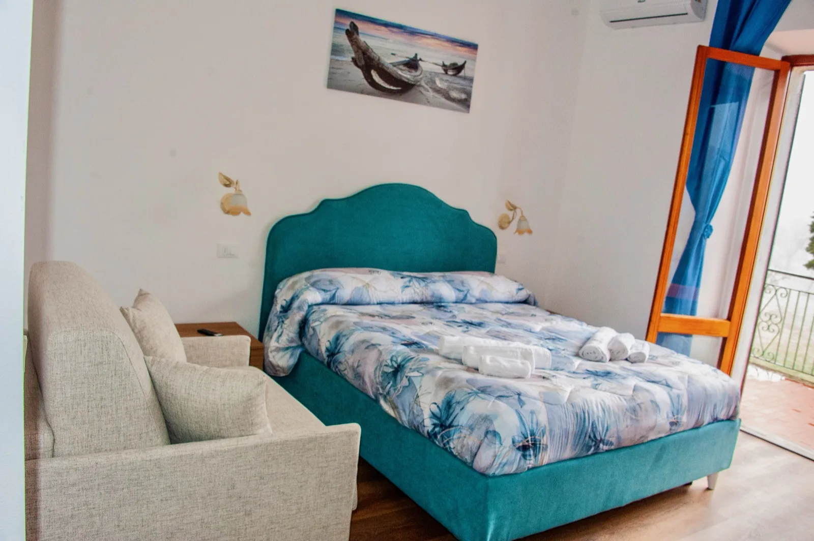 Letto matrimoniale della Camera Zaffiro con testiera blu